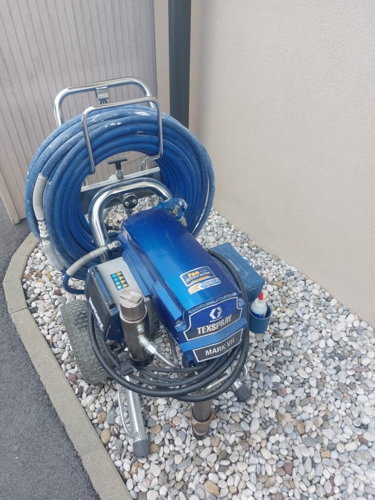 Stroj za nanašanje mase Graco